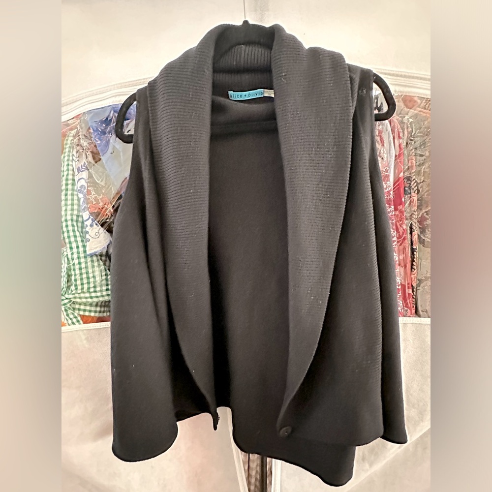 Alice + Olivia Black Swingy Sweater Vest Size M